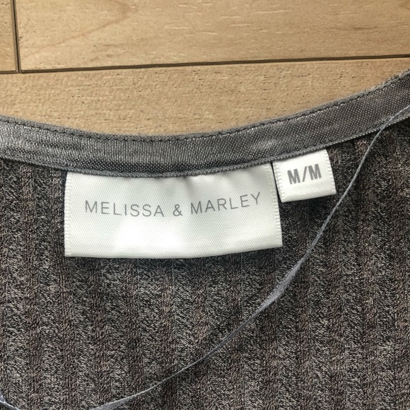 ✨Sale✨ Grey V-Neck Top - Picture 3 of 3